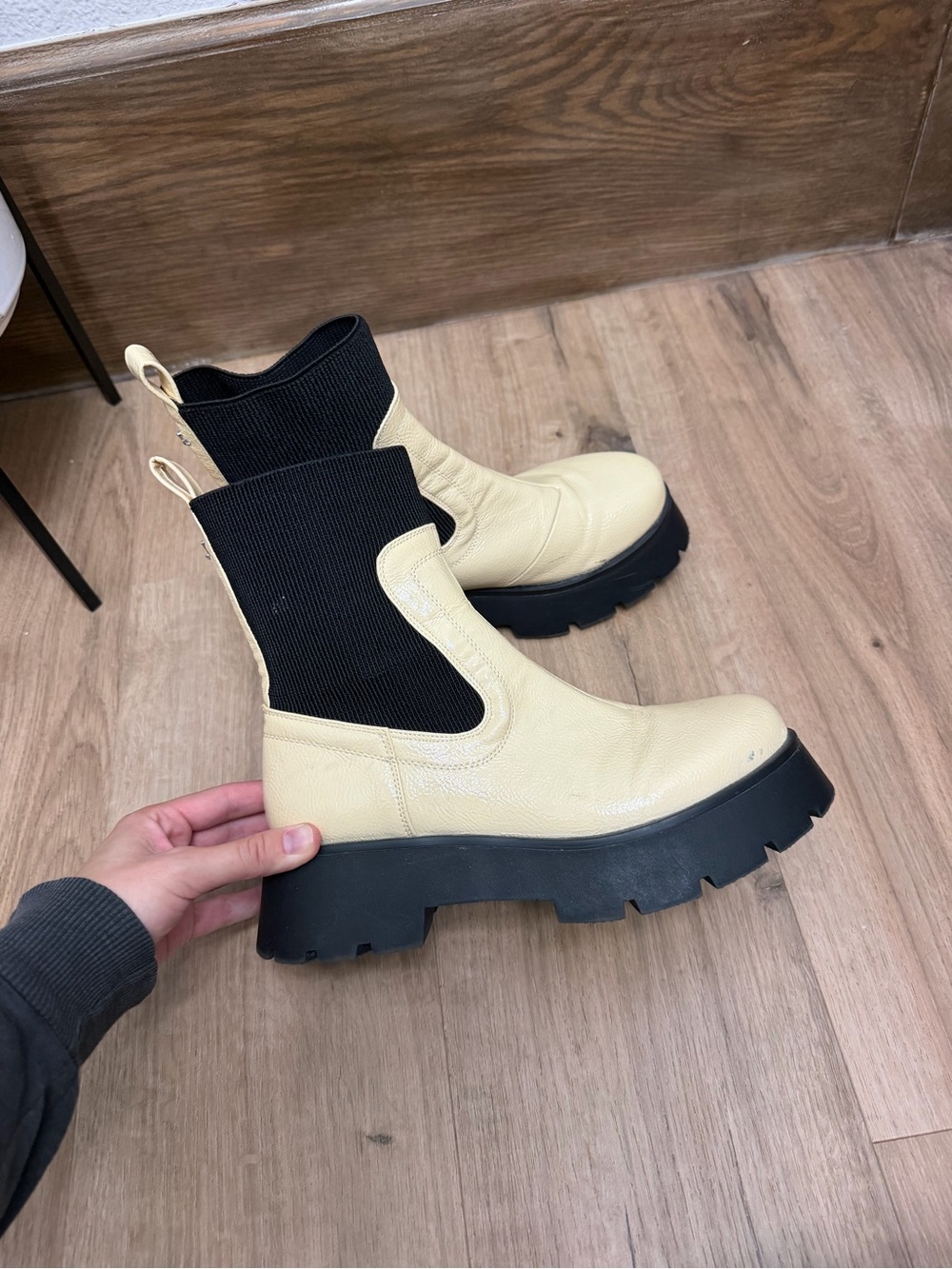 Circus by Sam Edelman Cream and Black Lug Sole Chelsea Boots - Women